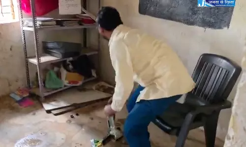 आदत से लाचार गुरु जी ने स्कूल अंदर गटका शराब, Video