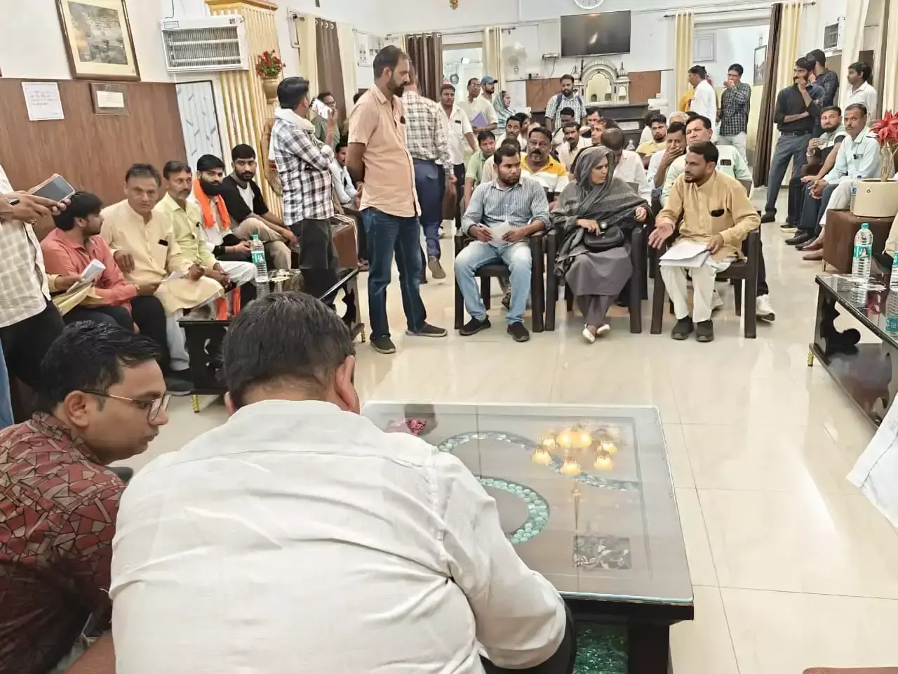 Alwar: जनसुनवाई में सैकड़ों शिकायतें, अधिकारियों को जल्द समाधान के निर्देश