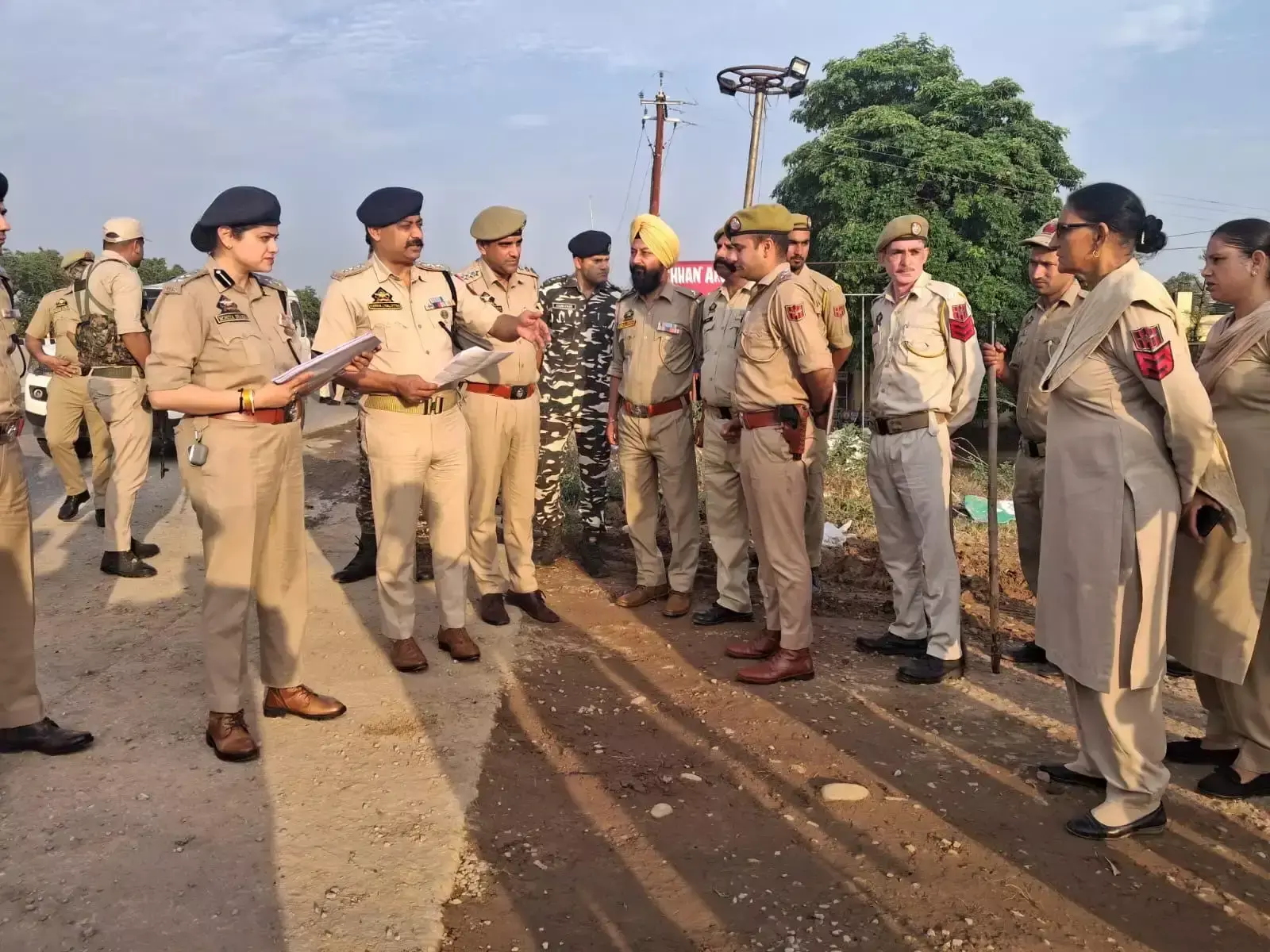 Kathua: कठुआ में सुरक्षा इंतजामों का वरिष्ठ अधिकारियों ने किया निरीक्षण