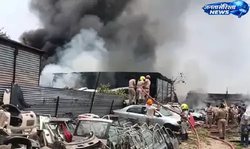 Punjab : स्क्रैप मार्केट के गोदाम में आग, कबाड़ में लगी लपटों से फैली दहशत Punjab : स्क्रैप मार्केट के गोदाम में आग, कबाड़ में लगी लपटों से फैली दहशत