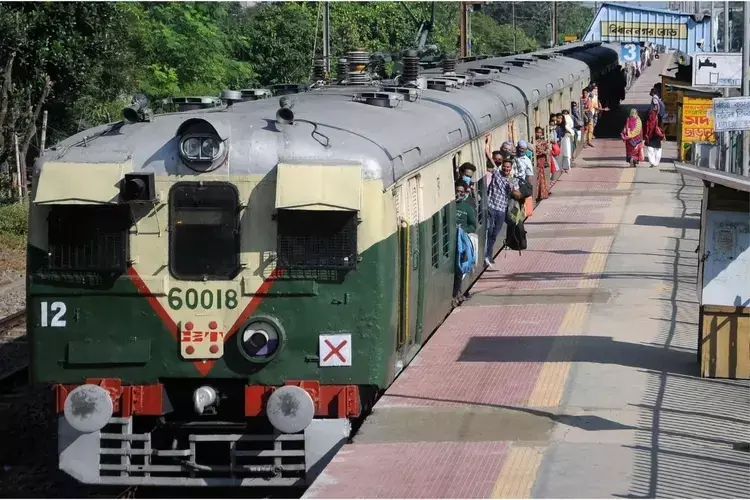 Kolkata: शनिवार-रविवार कई लोकल ट्रेनों के रद्द होने से यात्रियों को परेशानी
