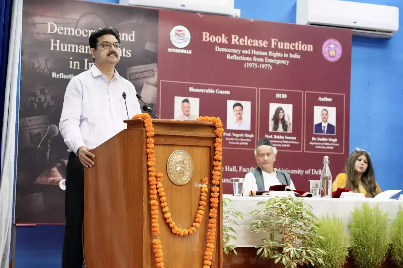 New Delhi: पूर्व मुख्यमंत्री कोश्यारी ने डीयू के प्रो. सुधीर सिंह की पुस्तक का लोकार्पण किया