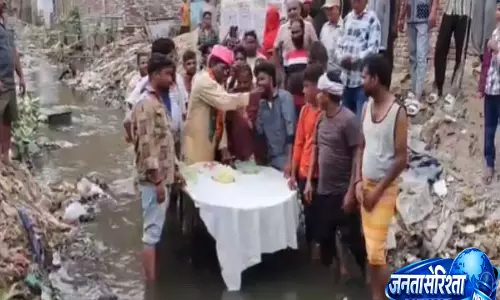 आगरा में अनोखा विरोध: भाजपा पार्षद ने सीवेज नाले में मनाया जन्मदिन