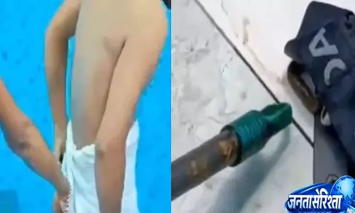पूल में तैरते समय अंडरवियर में घुसा सांप, यूपी युवक की दोस्त ने बचाई जान