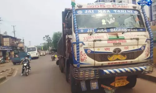 नोवामुंडी: 5 दिन से खराब खड़ा हाईवा बना मुसीबत, लोग परेशान