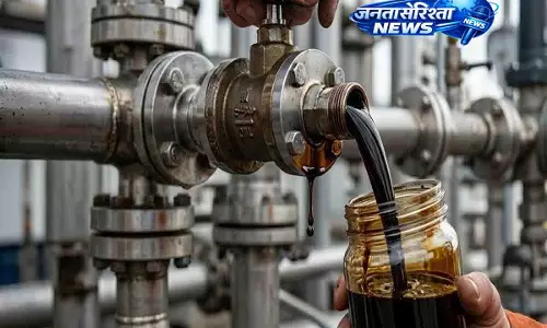 कच्चे तेल की कीमतों में 2% तक की गिरावट, हफ्ते भर में भारी नुकसान की ओर