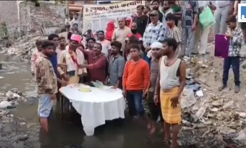 BJP पार्षद ने नाले में खड़े होकर मनाया अपना Birthday, अनोखे अंदाज में आक्रोश जताया