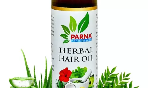 कमजोर बालों के लिए Herbal hair oil  बना बेहतर विकल्प
