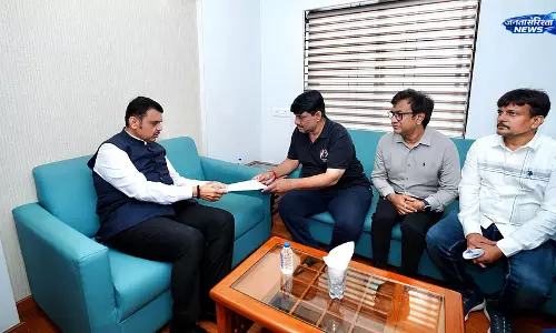 लोहागढ़ किला हत्याकांड: CM देवेंद्र फडणवीस ने पीड़ित के पिता से मुलाकात की