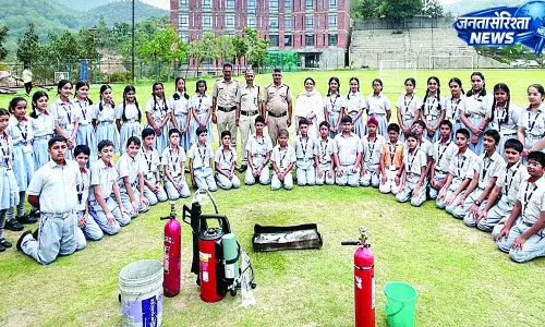 छात्रों-शिक्षकों को समझाए आग से बचने के तौर-तरीके
