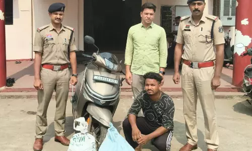 जुपिटर से शराब परिवहन करते युवक गिरफ्तार