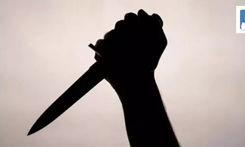 महिला पर दिनदहाड़े चाकू से हमला, मचा हड़कंप