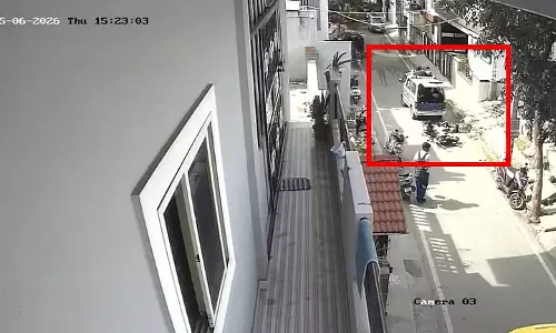 बेंगलुरु में चलती स्कूल गाड़ी से पांच बच्चे गिरे, CCTV में कैद