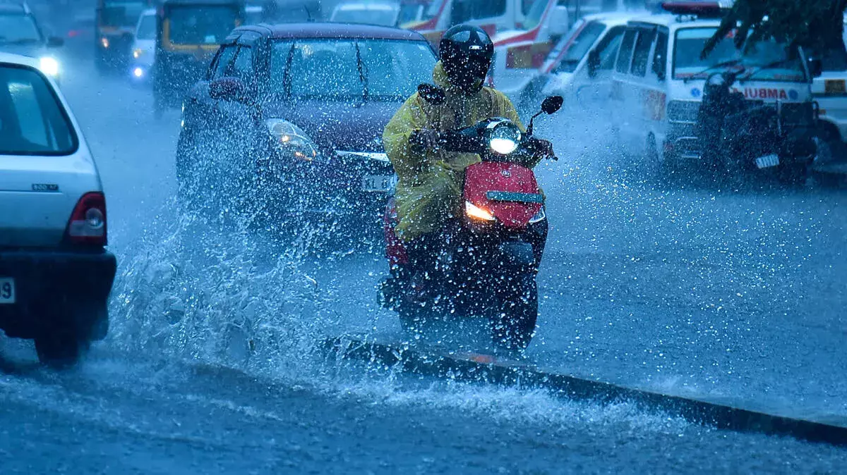 Kerala में मानसून ज़ोर पकड़ा: IMD ने कई जिलों के लिए ऑरेंज और येलो अलर्ट जारी