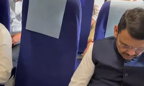 राजनीतिक घमासान के बीच फडणवीस और उद्धव ठाकरे ने एक ही विमान में किया सफर