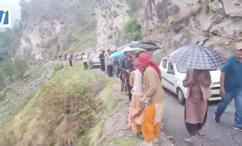 दर्दनाक सड़क हादसा, पिकअप गहरी खाई में गिरी, छह लोगों की मौत