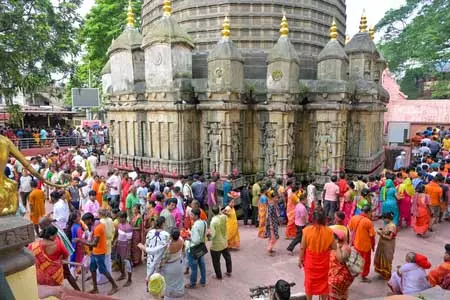 अंबुवाची मेला खत्म होने के बाद कामाख्या मंदिर फिर से खुला, लाखों श्रद्धालुओं के आने की उम्मीद अंबुवाची मेला खत्म होने के बाद कामाख्या मंदिर फिर से खुला, लाखों श्रद्धालुओं के आने की उम्मीद