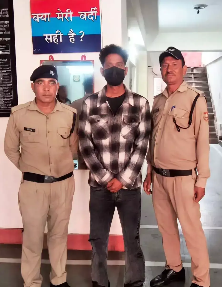 Nainital: टेस्ट ड्राइव का झांसा देकर बाइक उड़ाने वाला पुलिस के हत्थे चढ़ा Nainital: टेस्ट ड्राइव का झांसा देकर बाइक उड़ाने वाला पुलिस के हत्थे चढ़ा