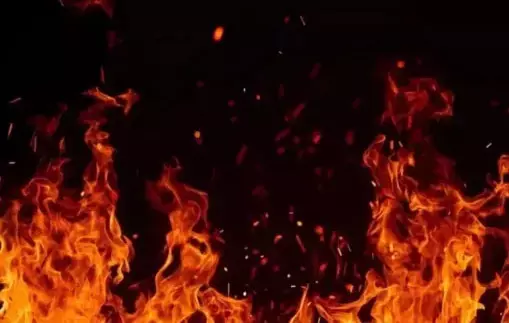 UP : खुडलिया गांव के पास बाईपास पर ट्रक में भीषण आग, लाखों का सामान जलकर राख UP : खुडलिया गांव के पास बाईपास पर ट्रक में भीषण आग, लाखों का सामान जलकर राख
