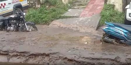 उत्तराखंड: चमोली में अतिवृष्टि बनी आफत, सड़कों और दुकानों में भरा मलबा और पत्थर उत्तराखंड: चमोली में अतिवृष्टि बनी आफत, सड़कों और दुकानों में भरा मलबा और पत्थर