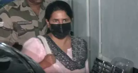 सीएमआरएल-एक्सालॉजिक मामले में ईडी की जांच तेज, पी. विजयन की बेटी को तीसरी बार समन भेजे जाने की संभावना सीएमआरएल-एक्सालॉजिक मामले में ईडी की जांच तेज, पी. विजयन की बेटी को तीसरी बार समन भेजे जाने की संभावना