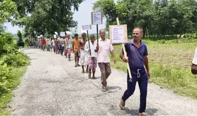 Cooch Behar: नौकरी और जमीन दिलाने के नाम पर ठगी के आरोप पर विरोध प्रदर्शन Cooch Behar: नौकरी और जमीन दिलाने के नाम पर ठगी के आरोप पर विरोध प्रदर्शन
