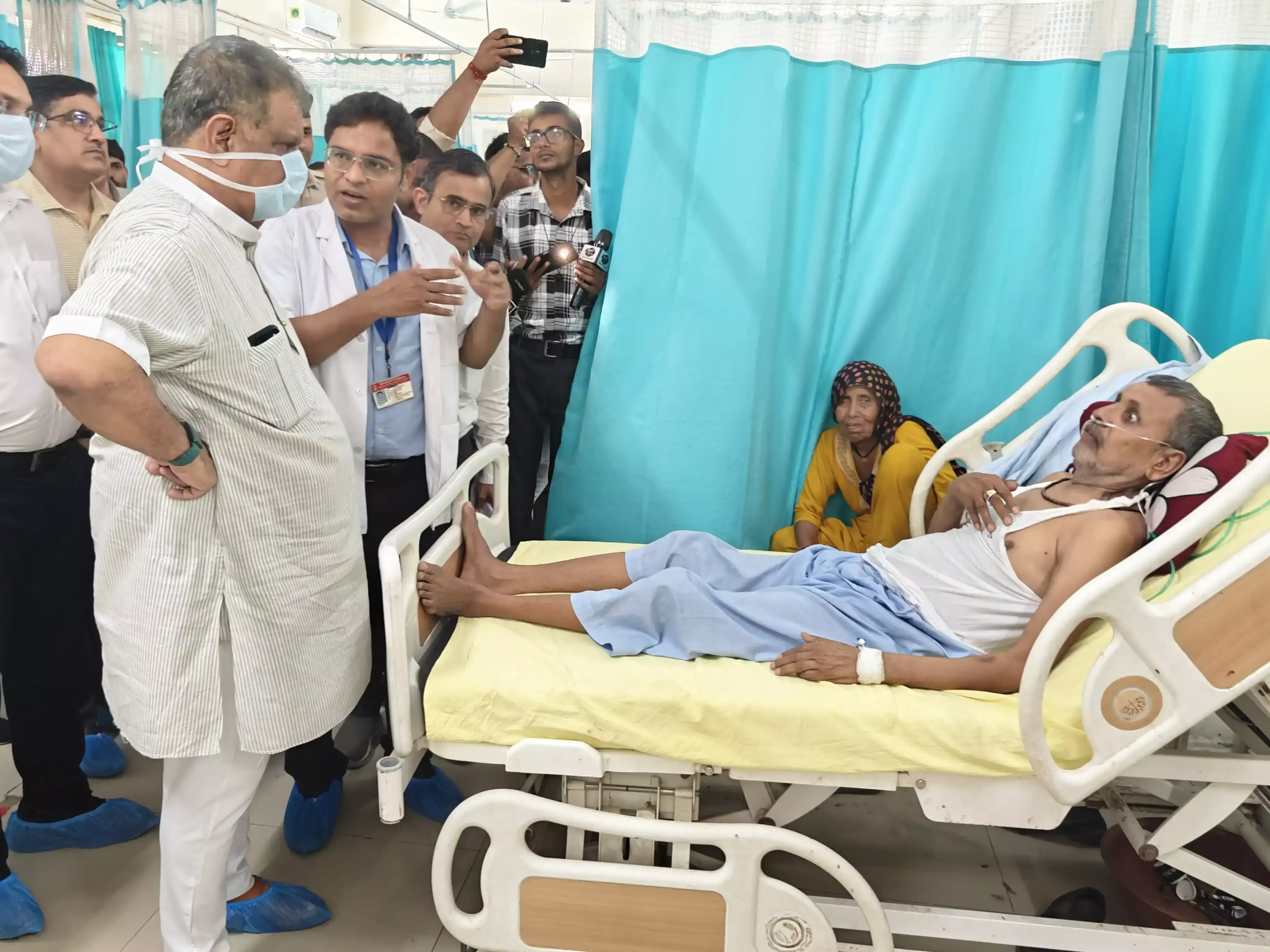 Alwar: अलवर में चिकित्सा सेवाओं का जायजा लेने पहुंचे चिकित्सा मंत्री खींवसर Alwar: अलवर में चिकित्सा सेवाओं का जायजा लेने पहुंचे चिकित्सा मंत्री खींवसर