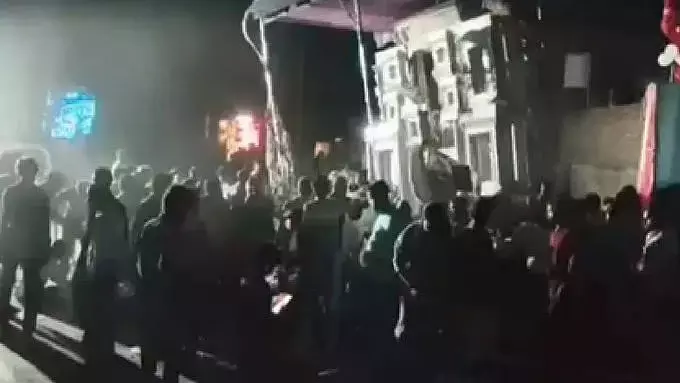 Ratlam : मुहर्रम जुलूस के दौरान ताज़िया हाई-टेंशन लाइन से टकराया, 3 की मौत, कई घायल Ratlam : मुहर्रम जुलूस के दौरान ताज़िया हाई-टेंशन लाइन से टकराया, 3 की मौत, कई घायल