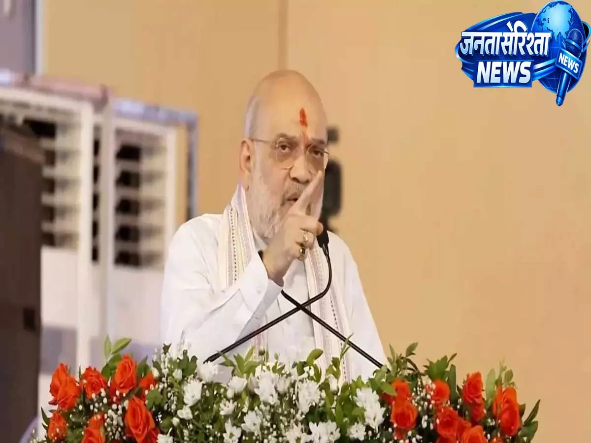अमित शाह ने तस्करों पर क्रूर कार्रवाई का दिया संकेत, एजेंसियों को सख्त संदेश अमित शाह ने तस्करों पर क्रूर कार्रवाई का दिया संकेत, एजेंसियों को सख्त संदेश