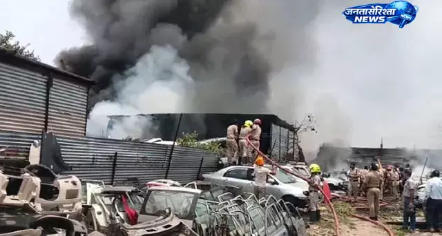 Punjab : स्क्रैप मार्केट के गोदाम में आग, कबाड़ में लगी लपटों से फैली दहशत Punjab : स्क्रैप मार्केट के गोदाम में आग, कबाड़ में लगी लपटों से फैली दहशत