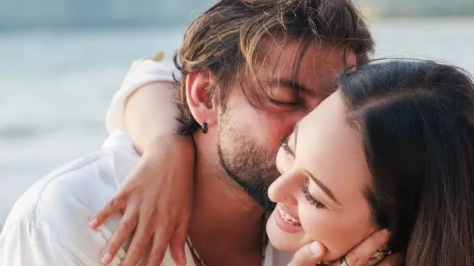 जहीर इकबाल ने सोनाक्षी को किया किस, फुकेत वेकेशन की तस्वीरें इंटरनेट पर छाई जहीर इकबाल ने सोनाक्षी को किया किस, फुकेत वेकेशन की तस्वीरें इंटरनेट पर छाई