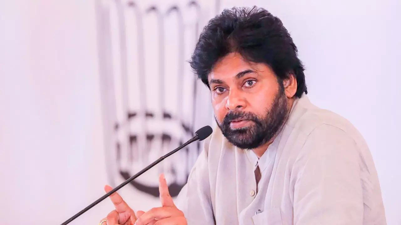 Pawan Kalyan: दो साल में रेड सैंडर्स की तस्करी 70% कम हुई Pawan Kalyan: दो साल में रेड सैंडर्स की तस्करी 70% कम हुई
