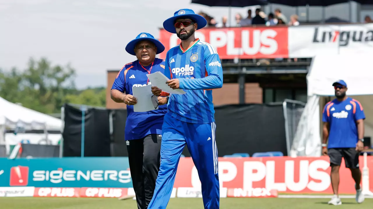 1st T20i: आयरलैंड के खिलाफ भारत ने गेंदबाजी चुनी, सूर्यकुमार का डेब्यू नहीं हो पाया 1st T20i: आयरलैंड के खिलाफ भारत ने गेंदबाजी चुनी, सूर्यकुमार का डेब्यू नहीं हो पाया
