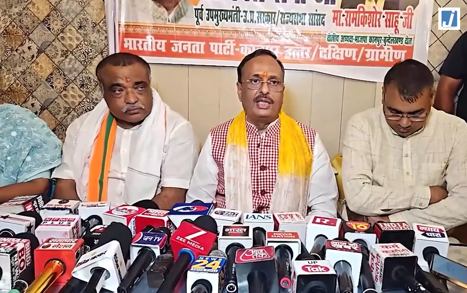 संविधान हत्या दिवस पर बोले दिनेश शर्मा, ‘संविधान के खिलाफ जाने वालों का करेंगे विरोध’ संविधान हत्या दिवस पर बोले दिनेश शर्मा, ‘संविधान के खिलाफ जाने वालों का करेंगे विरोध’