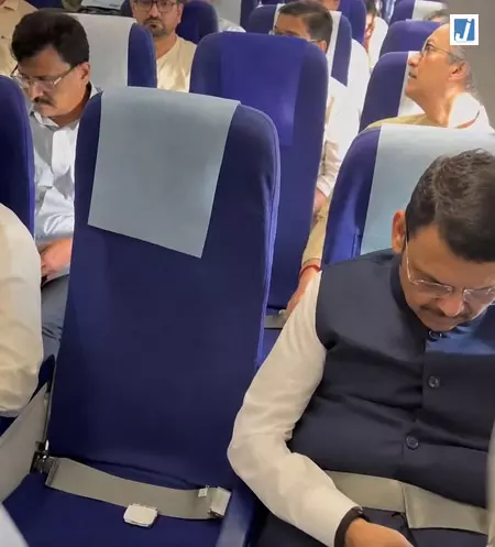 राजनीतिक घमासान के बीच फडणवीस और उद्धव ठाकरे ने एक ही विमान में किया सफर राजनीतिक घमासान के बीच फडणवीस और उद्धव ठाकरे ने एक ही विमान में किया सफर