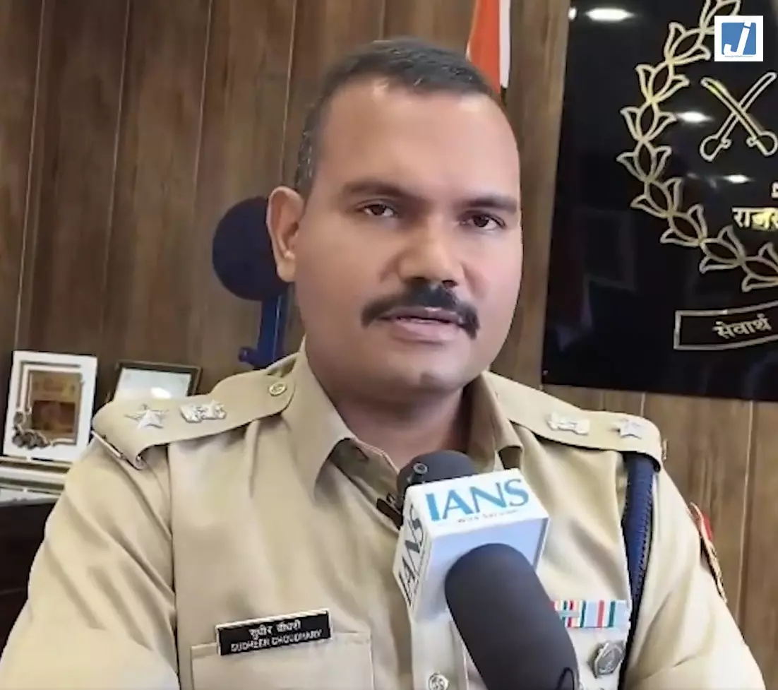5 वर्षीय बच्ची के अपहरण और दुष्कर्म मामले का 24 घंटे में खुलासा, 25 हजार का इनामी आरोपी गिरफ्तार 5 वर्षीय बच्ची के अपहरण और दुष्कर्म मामले का 24 घंटे में खुलासा, 25 हजार का इनामी आरोपी गिरफ्तार