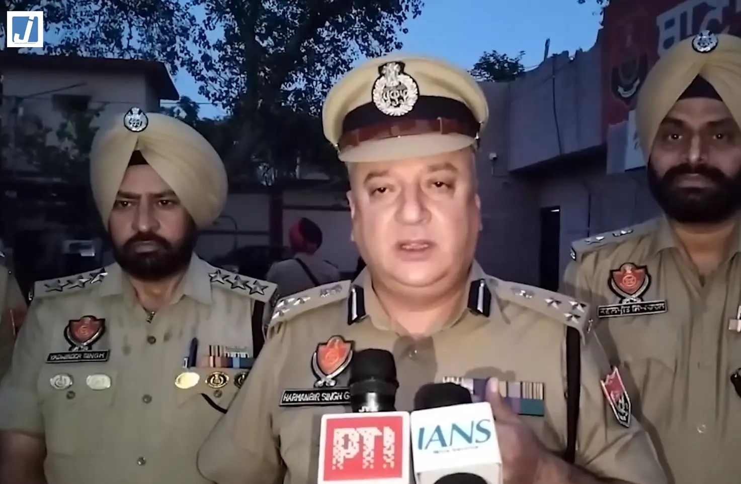 सीमा पार ड्रोन तस्करी पर पंजाब पुलिस का बड़ा अभियान, संवेदनशील इलाकों में सर्च ऑपरेशन तेज सीमा पार ड्रोन तस्करी पर पंजाब पुलिस का बड़ा अभियान, संवेदनशील इलाकों में सर्च ऑपरेशन तेज
