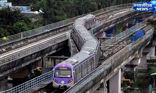 Kolkata मेट्रो के कालीघाट स्टेशन पर यात्री पटरियों पर कूदा, ब्लू लाइन सेवा कुछ देर बाधित Kolkata मेट्रो के कालीघाट स्टेशन पर यात्री पटरियों पर कूदा, ब्लू लाइन सेवा कुछ देर बाधित