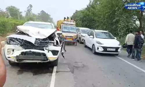 आवारा सांड से टकराई Hisar सांसद की गाड़ी