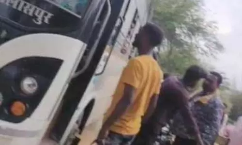 कवर्धा के गुंडों में पुलिस का खौफ नहीं, यात्री बस रोका और ड्राइवर को मारने हुए उतारू