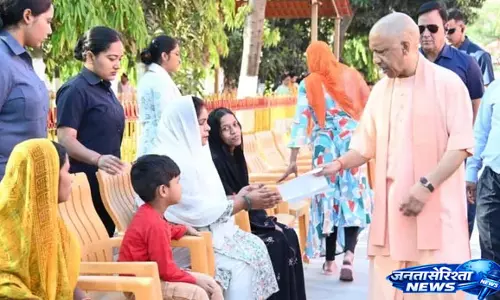 गोरखनाथ मंदिर में जनता दर्शन: CM योगी ने सुनीं 200 लोगों की समस्याएं