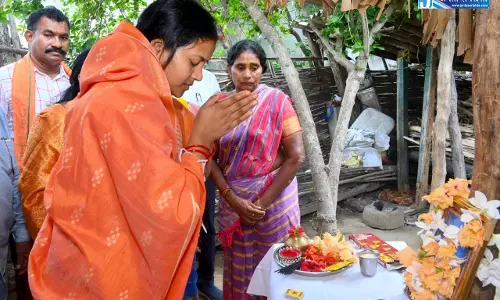 शहादत को नमन : मंत्री लक्ष्मी राजवाड़े ने शहीद ASI रामू राम नाग के निवास पहुंचकर दी श्रद्धांजलि