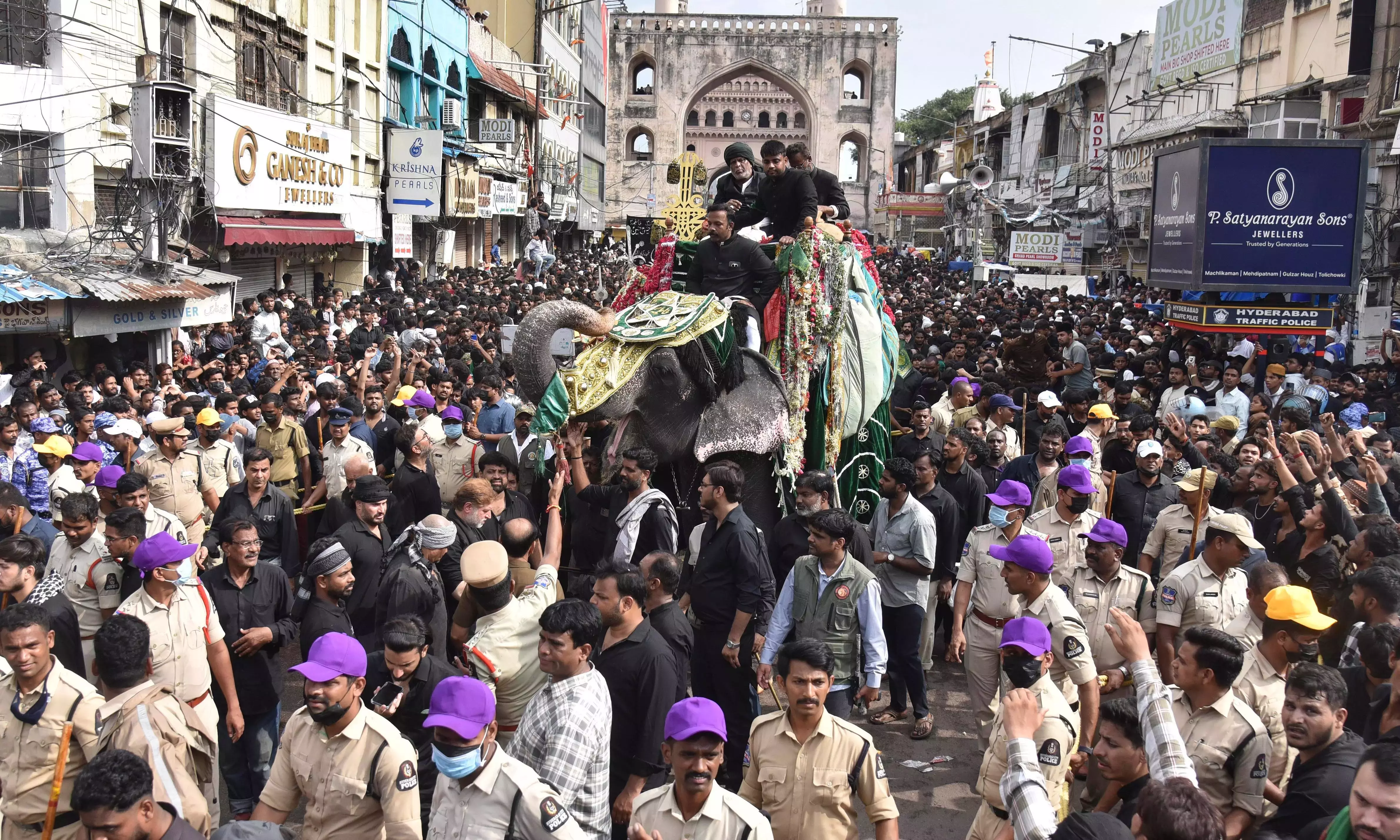 Muharram: आसफ जाही के वंशज ऐतिहासिक अली लॉज जुलूस में धत्ती चढ़ाते हैं