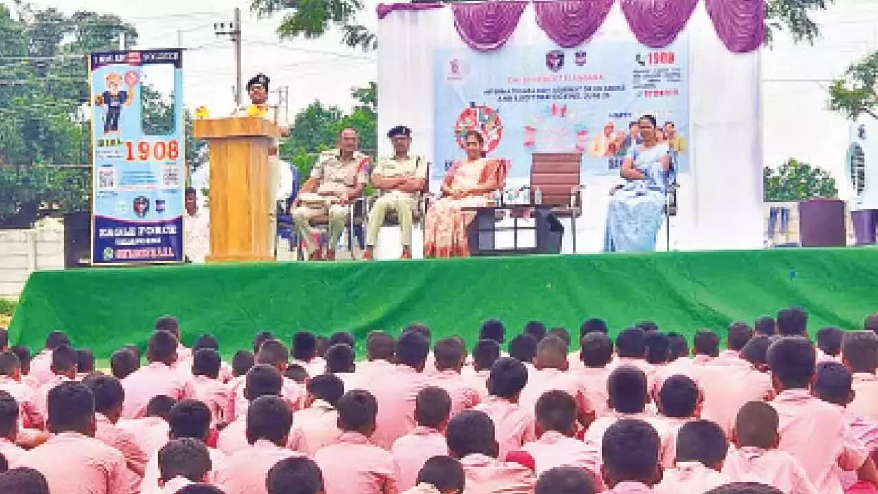 DCP सिरिशा ने छात्रों से नशे से दूर रहने का आग्रह किया