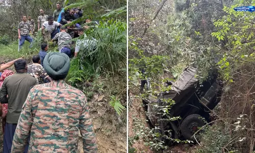 Arunachal: सेना का ट्रक खाई में गिरा, एक जवान की मौत, दो घायल Arunachal: सेना का ट्रक खाई में गिरा, एक जवान की मौत, दो घायल
