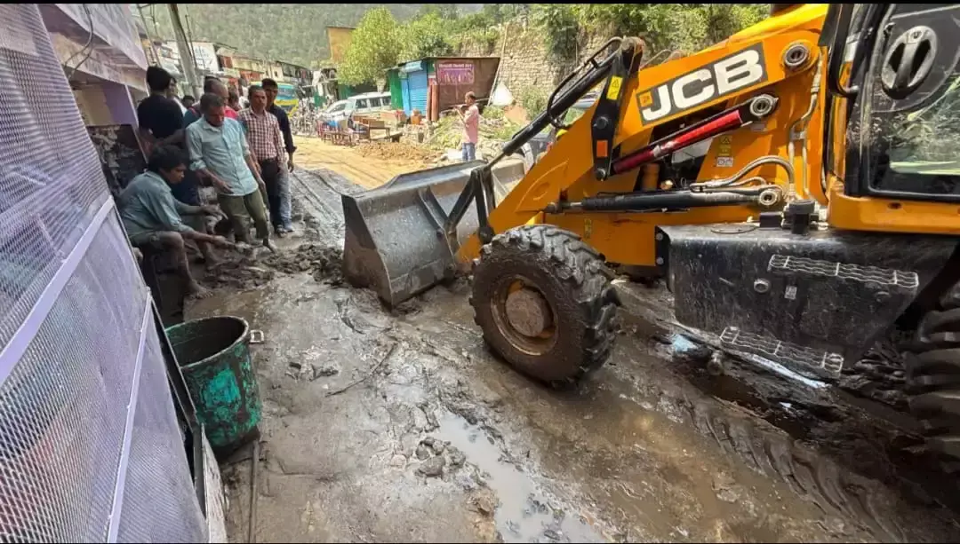 Chamoli: भारी बारिश के बाद प्रशासन ने शुरू किया राहत अभियान