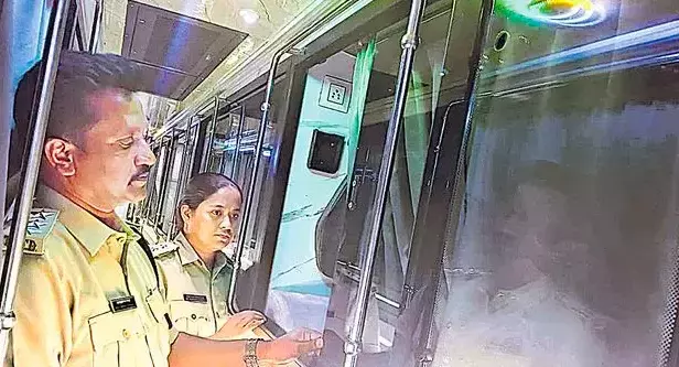 Telangana: तेलंगाना ने असुरक्षित ग्लास चैंबरों के कारण 3 स्लीपर बसें जब्त कीं