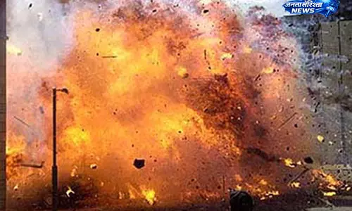 Kheda : अवैध पटाखा फैक्ट्री में भीषण विस्फोट, इमारत ढही, 5-6 लोग घायल