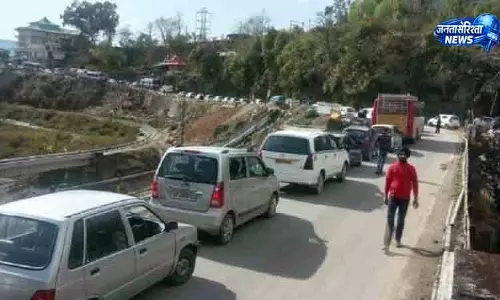 Baijnath-Paprola  बाजार में ट्रैफिक जाम