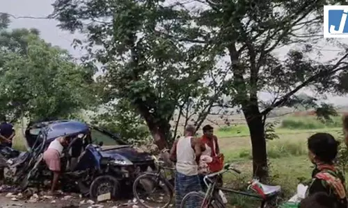 कार के पेड़ से टकराते ही सड़क पर बिखरीं शराब की बोतलों पर टूट पड़े लोग, बोरे-गमछे और थैले में भरकर ले गए